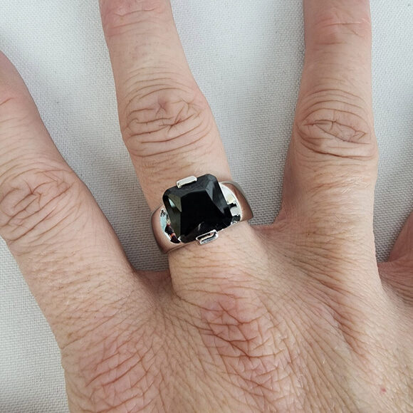 Silver & Black Faceted Stone Ring Size 9 - Picture 1 of 7
